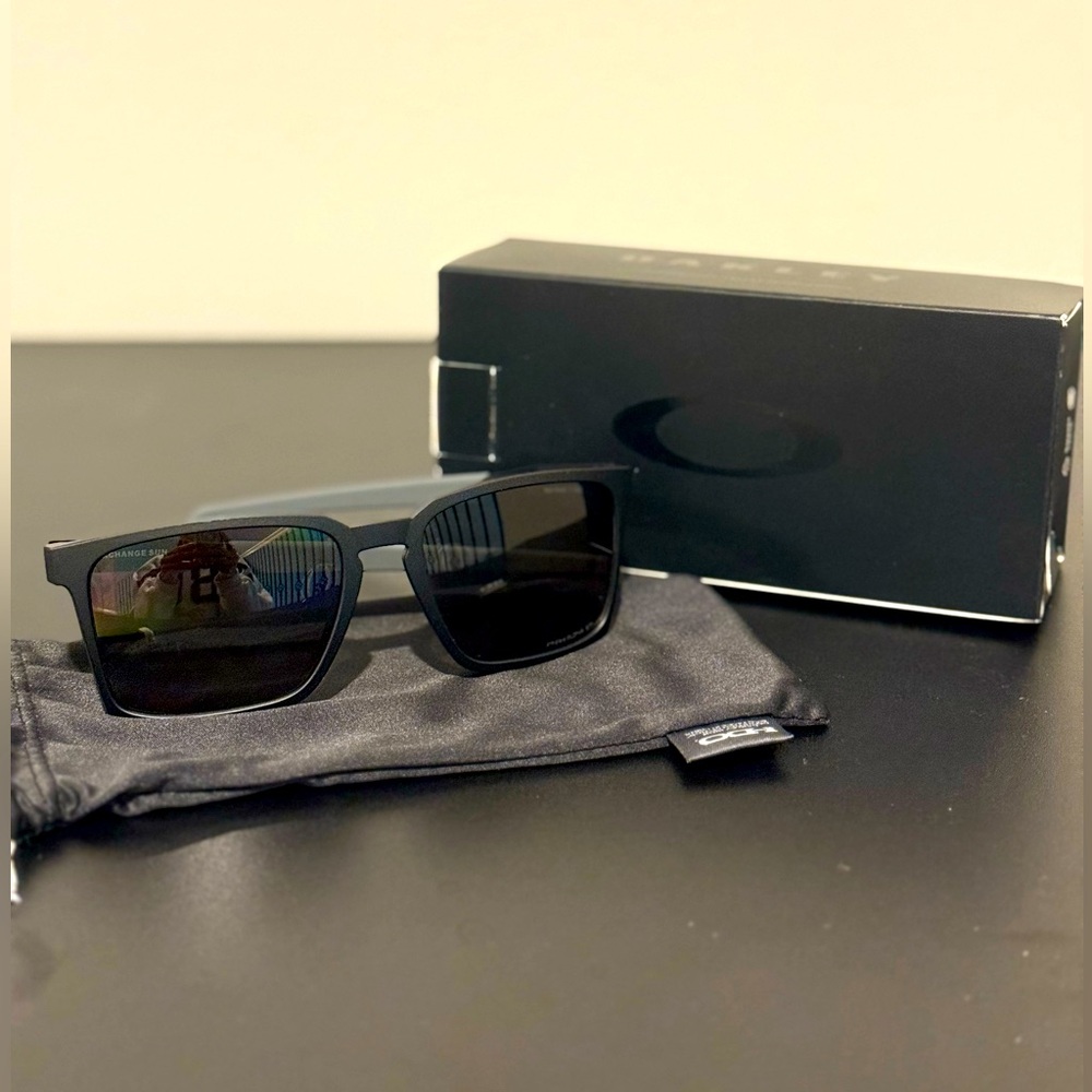 Brand New Never Worn Oakley Exchange Sun sunglasses